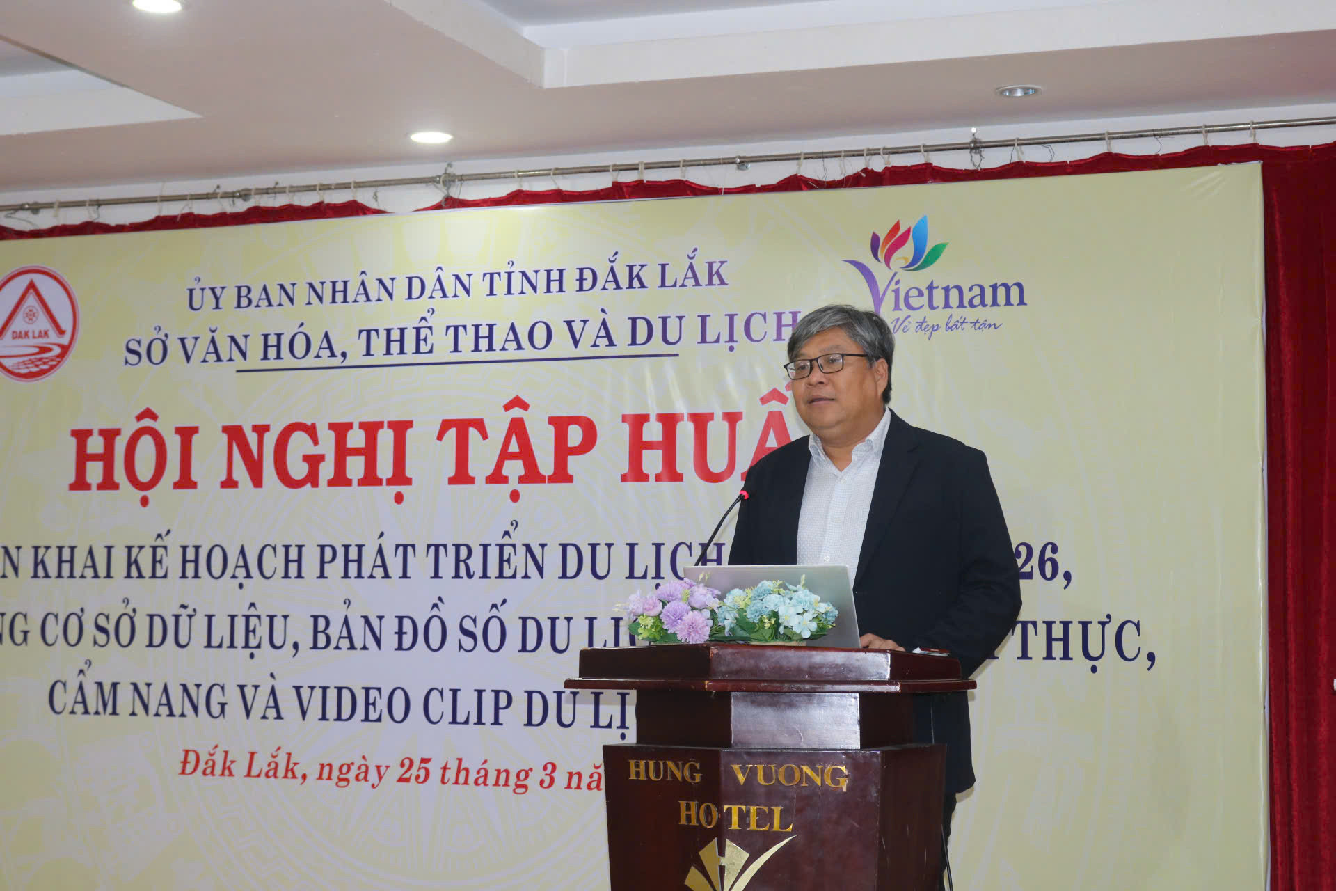 Phó Giám đốc Sở Văn hóa, Thể thao và Du lịch Nguyễn Lê Vũ phát biểu tại hội nghị.